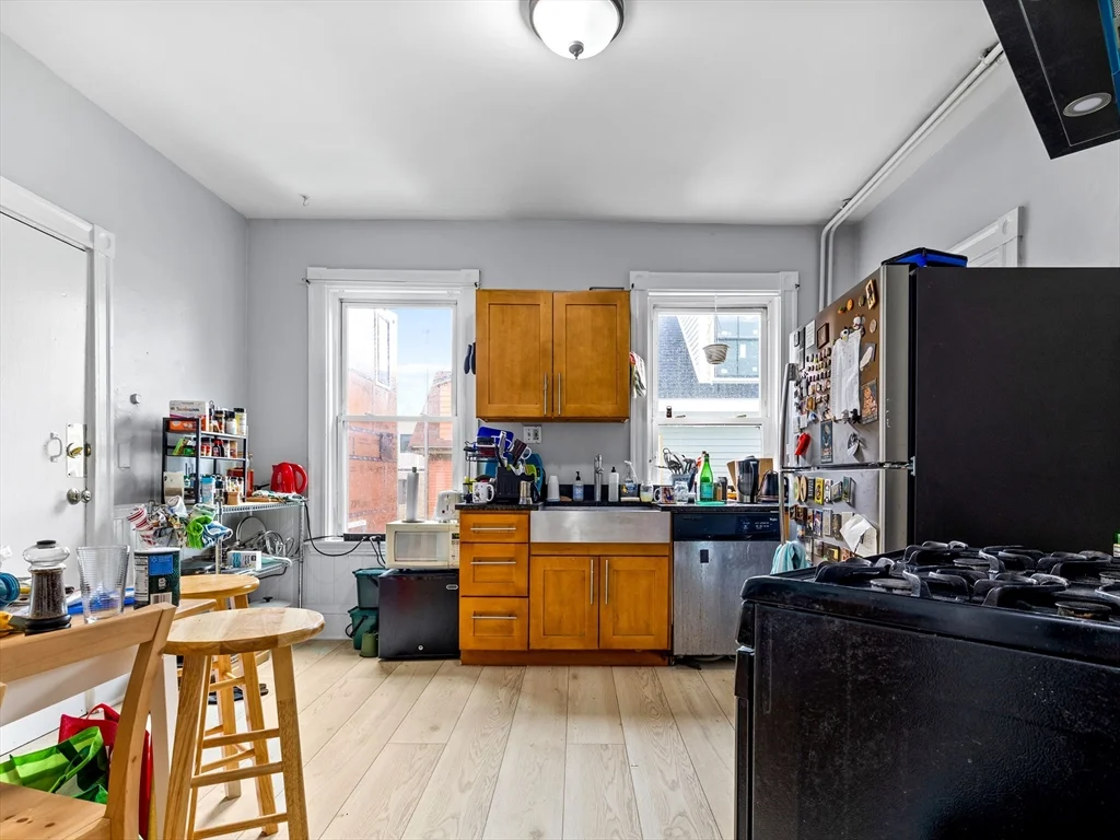 4 bed, 1 bath apartment for rent at 3 Kinnaird Unit 2, Central Square — photo 2 of 14