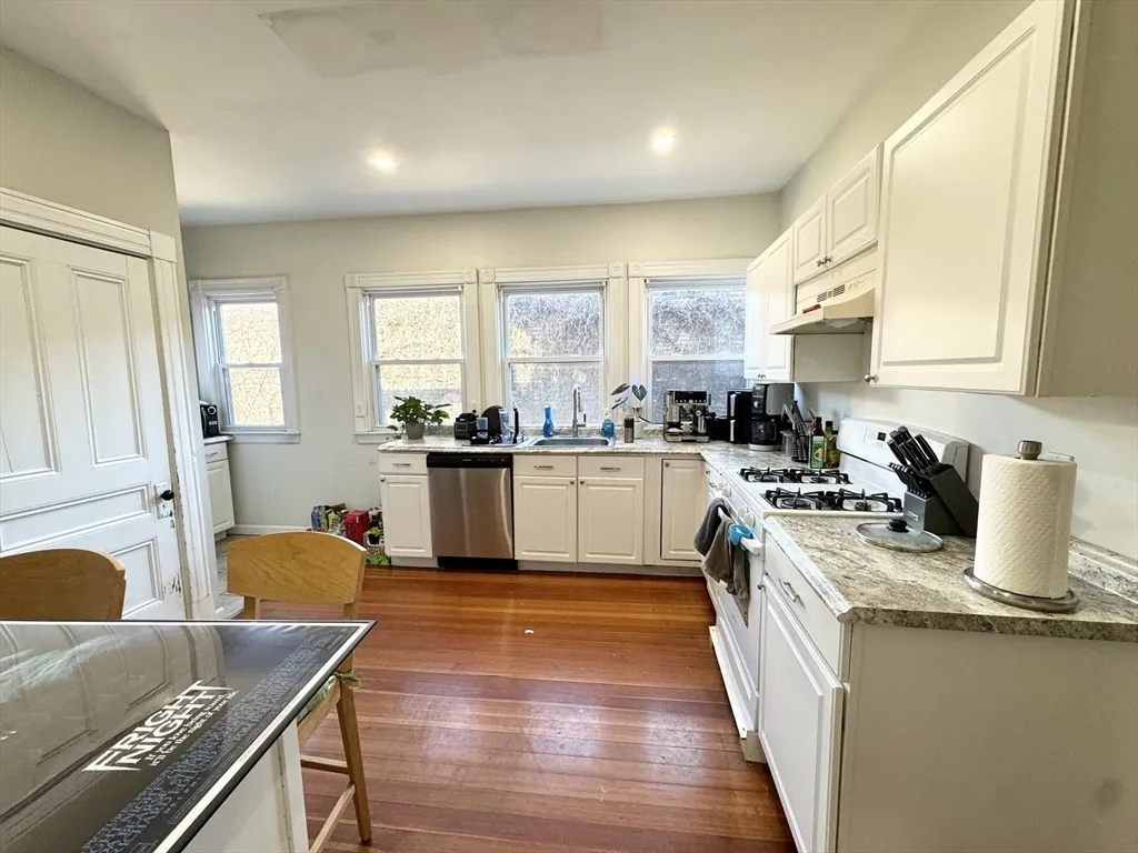 3 bed, 1 bath apartment for rent at 3 Mount Vernon St Unit 1, Dorchester — photo 2 of 9