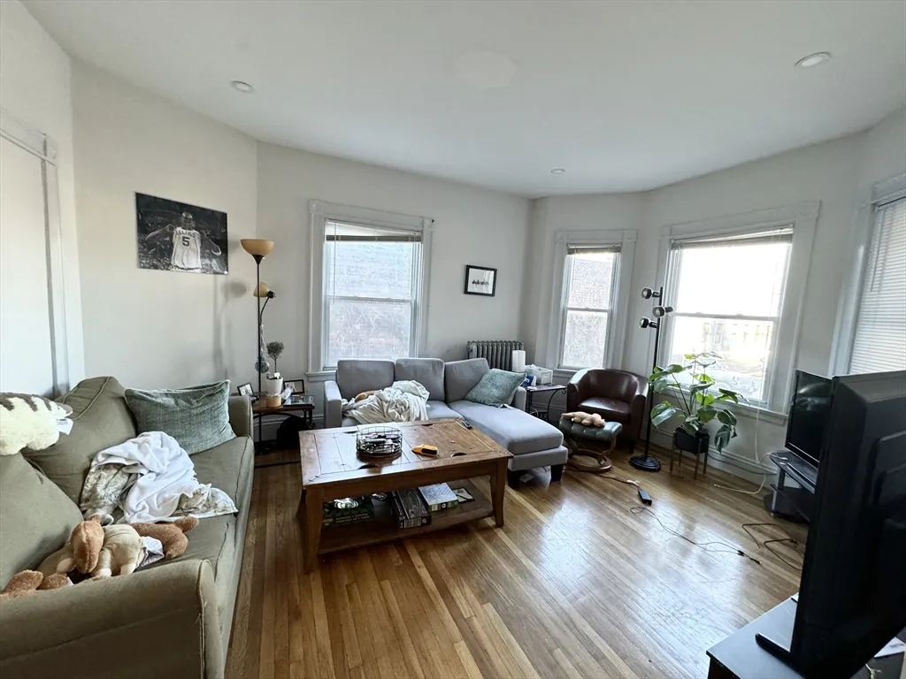 3 bed, 1 bath apartment for rent at 3 Mount Vernon St Unit 1, Dorchester — photo 4 of 9
