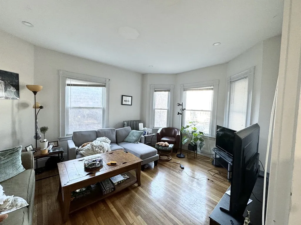 3 bed, 1 bath apartment for rent at 3 Mount Vernon St Unit 1, Dorchester — photo 3 of 9