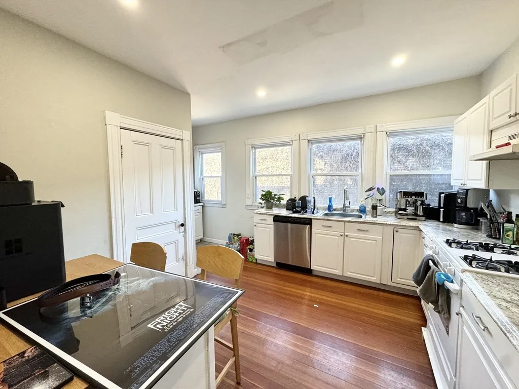 3 bed, 1 bath apartment for rent at 3 Mount Vernon St Unit 1, Dorchester — photo 1 of 9