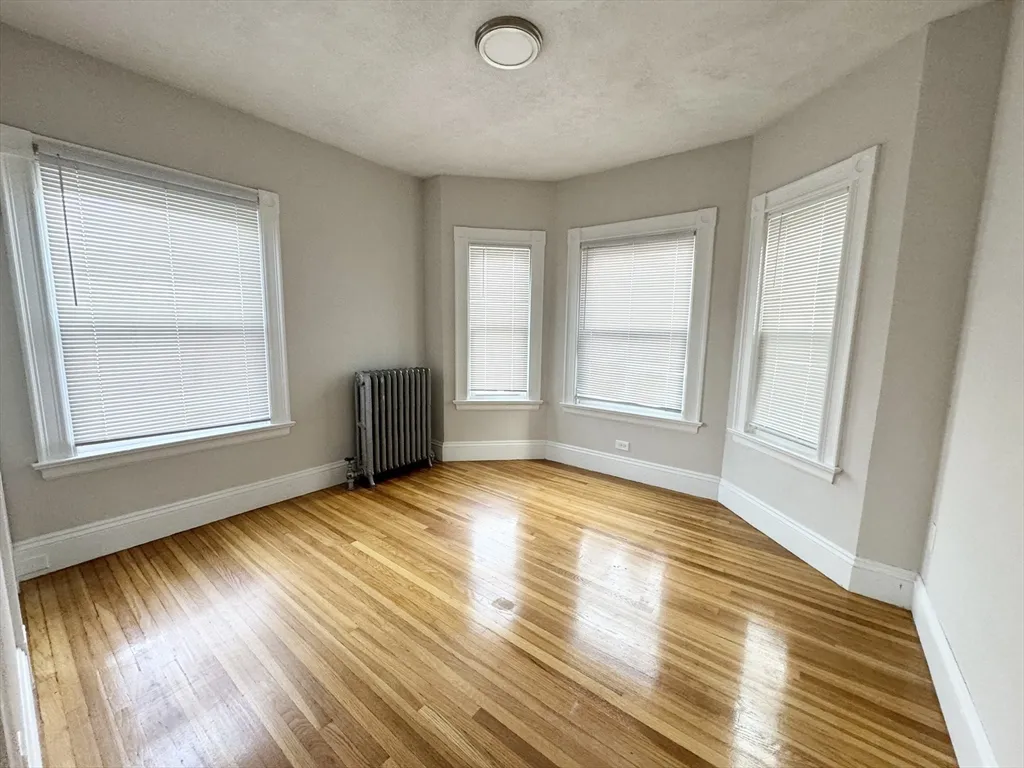 4 bed, 1 bath apartment for rent at 3 Mount Vernon St Unit 2, Dorchester — photo 3 of 7