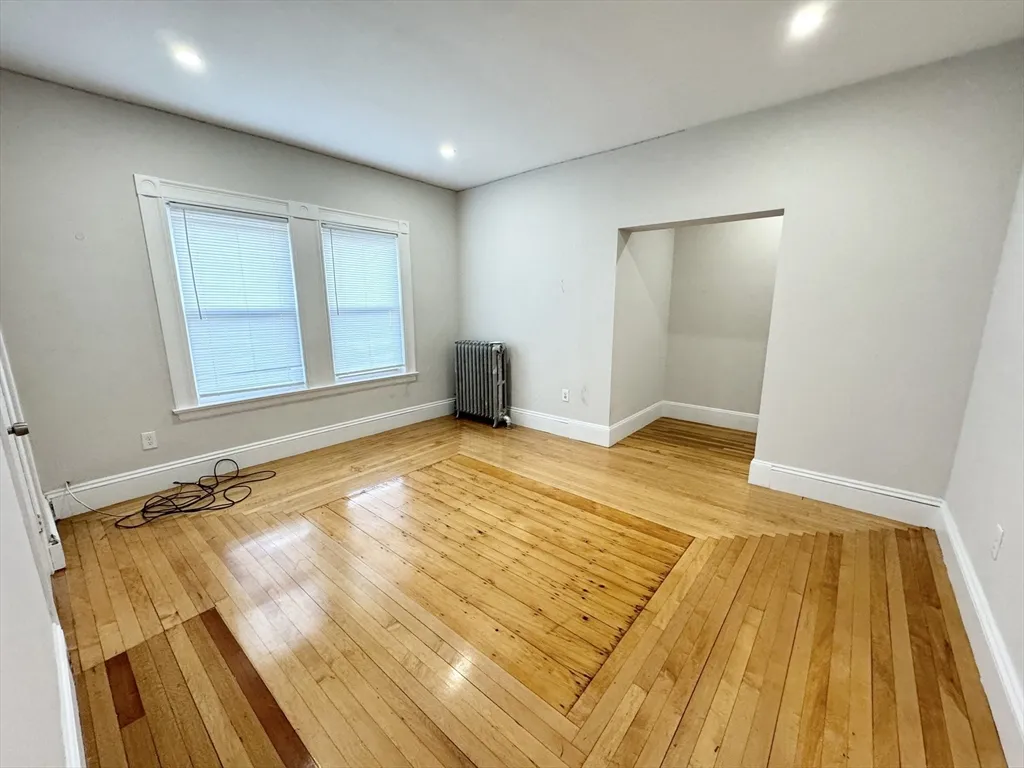 4 bed, 1 bath apartment for rent at 3 Mount Vernon St Unit 2, Dorchester — photo 2 of 7
