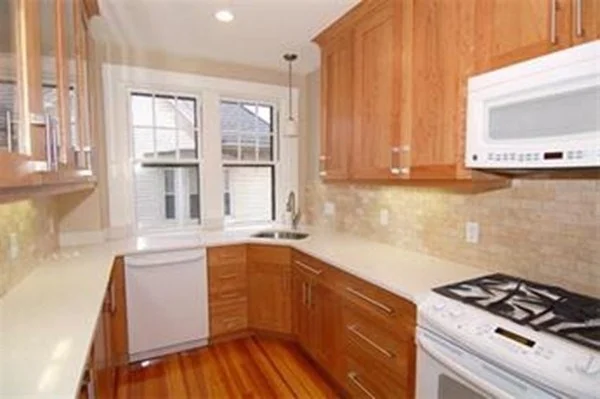 2 bed, 1 bath apartment for rent at 3 Newport Rd Unit 4, Baldwin — photo 2 of 10