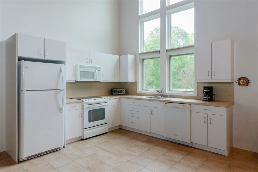 4 bed, 2 bath apartment for rent at 3 Nonquitt Ave, Nonquitt — photo 10 of 27