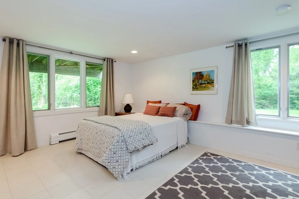 4 bed, 2 bath apartment for rent at 3 Nonquitt Ave, Nonquitt — photo 12 of 27