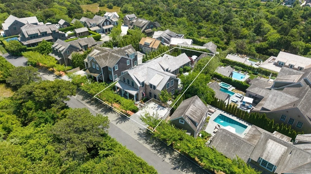 6 bed, 4+ bath apartment for rent at 3 Old Farm Rd, Nantucket — photo 2 of 40