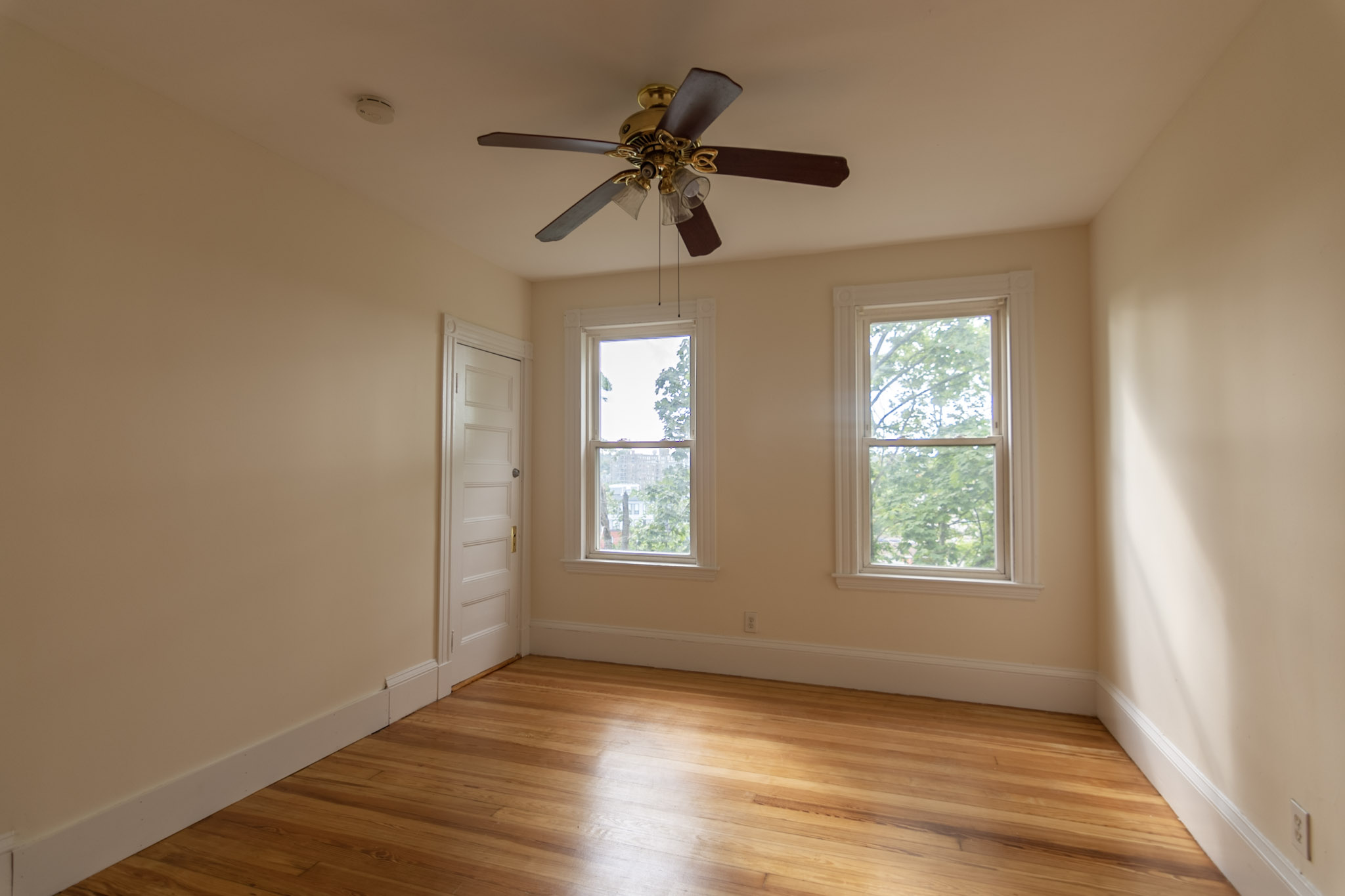 4 bed, 1 bath apartment for rent at 3 Parker Hill Ter Unit 2, Mission Hill — photo 3 of 8