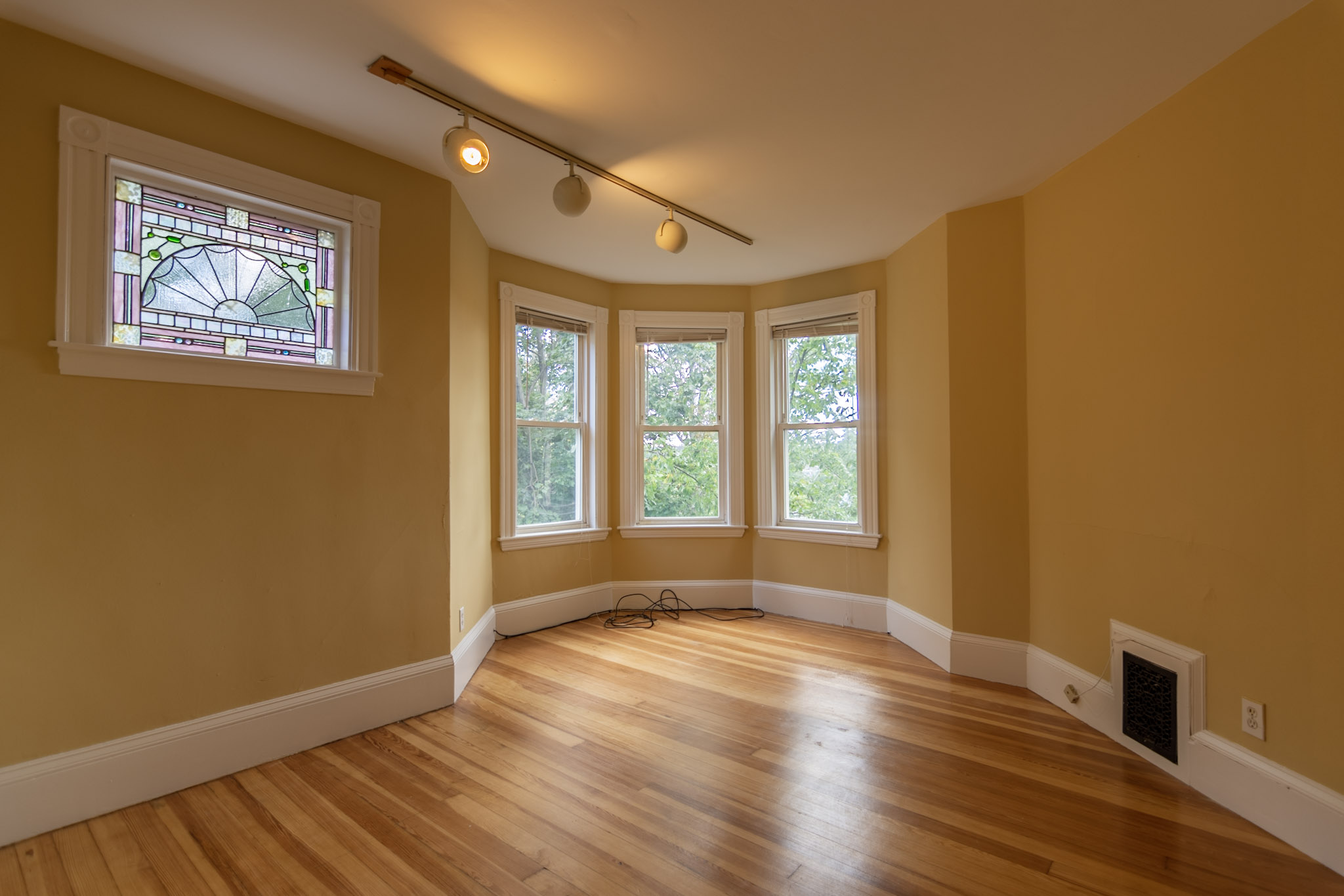 4 bed, 1 bath apartment for rent at 3 Parker Hill Ter Unit 2, Mission Hill — photo 2 of 8