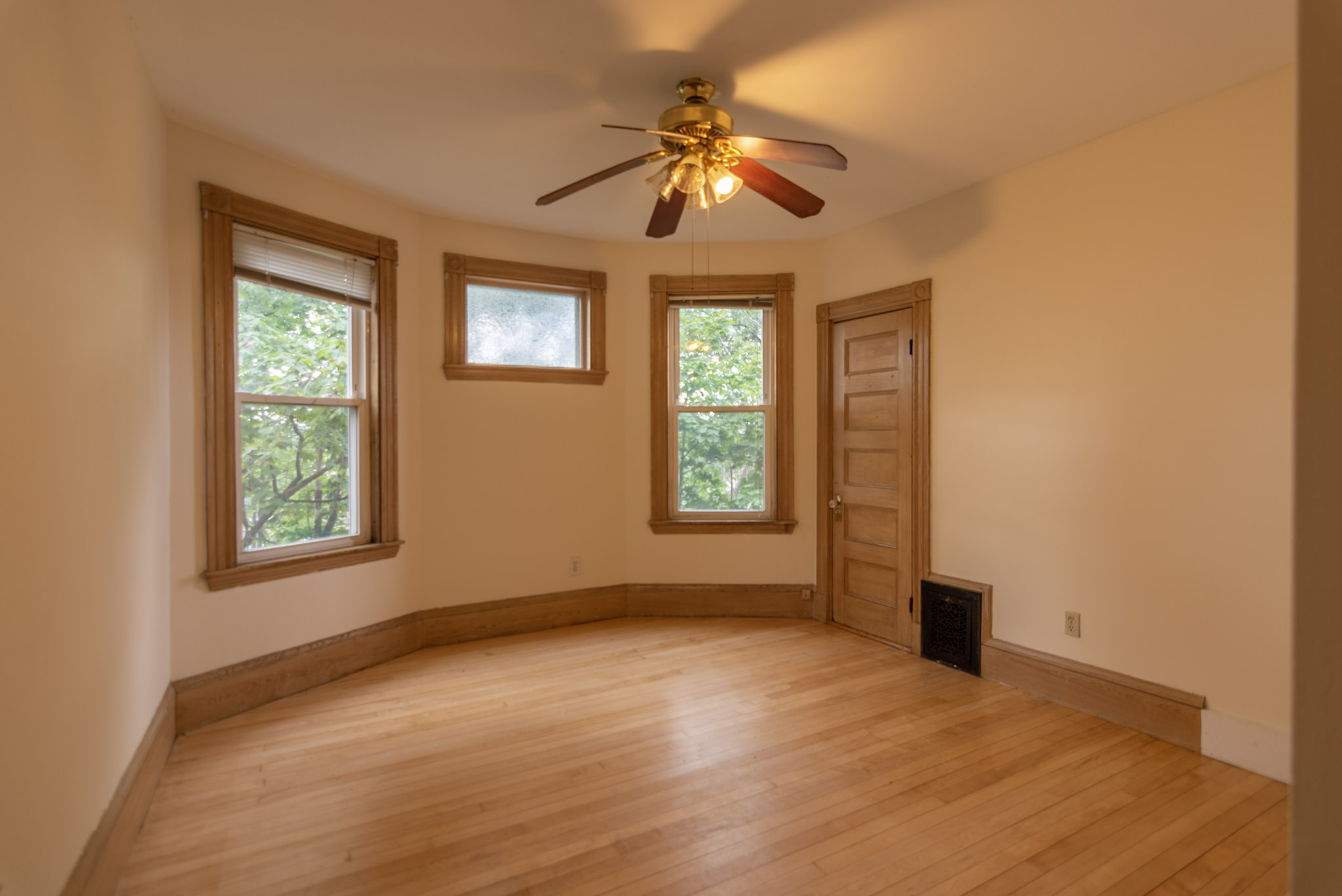 4 bed, 1 bath apartment for rent at 3 Parker Hill Ter Unit 2, Mission Hill — photo 4 of 8