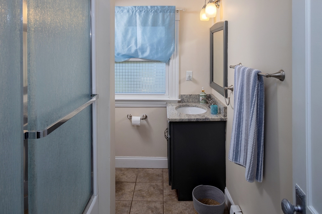 5 bed, 2 bath apartment for rent at 3 Phipps, Kenberma — photo 17 of 29