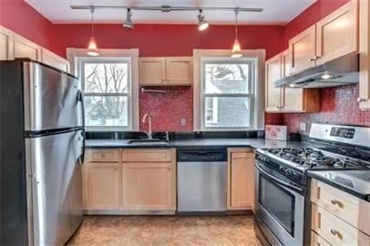 2 bed, 1 bath apartment for rent at 3 Sacramento Pl Unit 3, Baldwin — photo 3 of 17