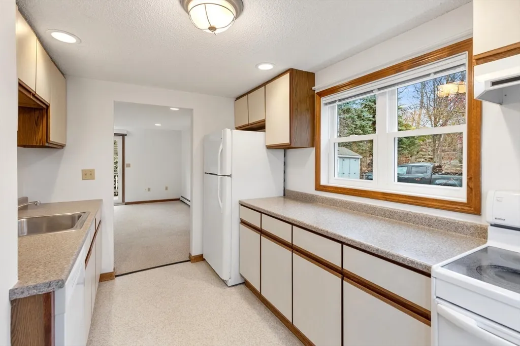2 bed, 1 bath apartment for rent at 3 Sandpiper Ln Unit 3B, Long Beach — photo 12 of 24