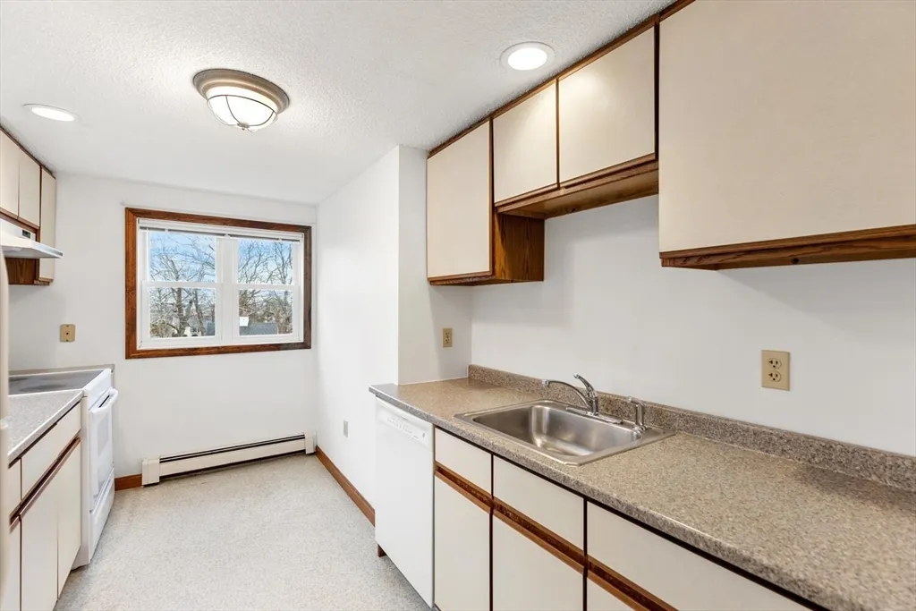 2 bed, 1 bath apartment for rent at 3 Sandpiper Ln Unit 3B, Long Beach — photo 8 of 24