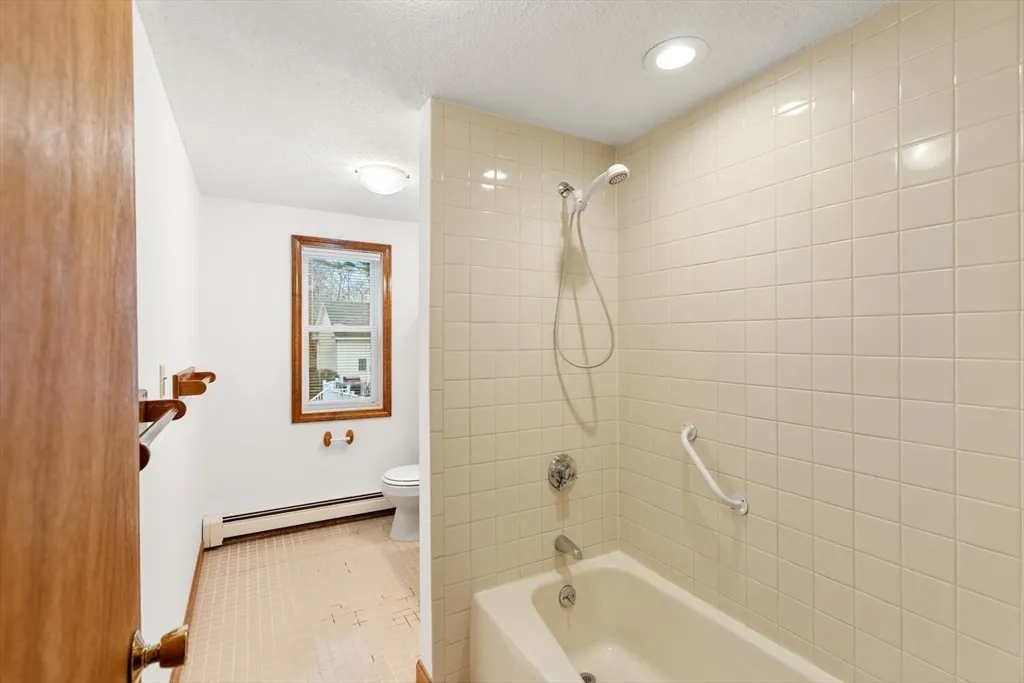 2 bed, 1 bath apartment for rent at 3 Sandpiper Ln Unit 3B, Long Beach — photo 16 of 24