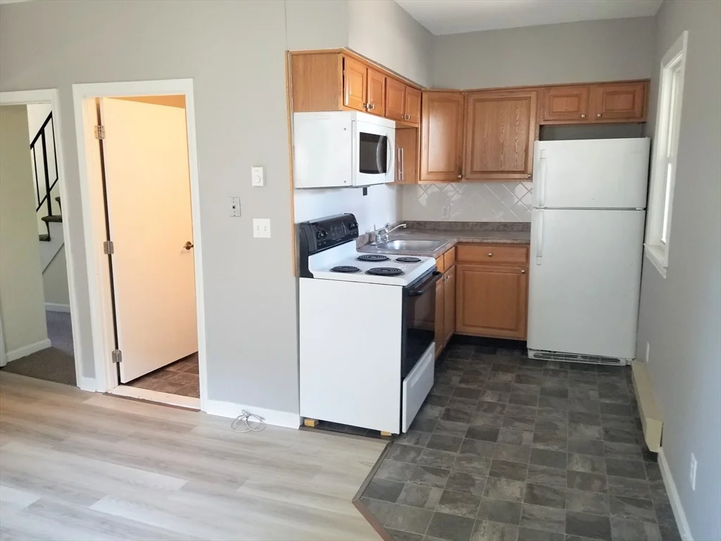 1 bed, 1 bath apartment for rent at 3 Sawyer Pl Unit 1, Plymouth — photo 2 of 8