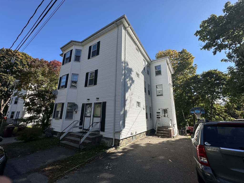 3 bed, 1 bath apartment for rent at 3 Shaw Ave Unit 1, Middleboro — photo 2 of 15