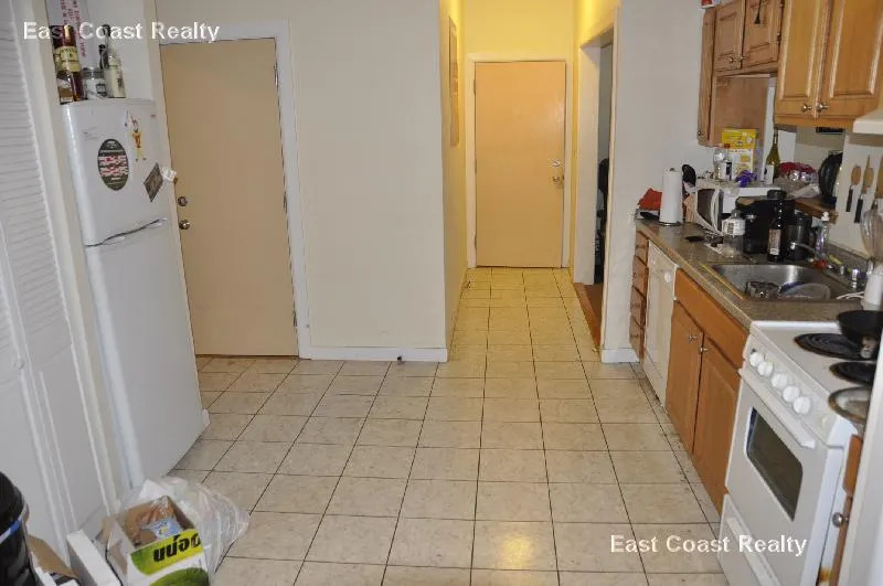 3 bed, 1.5 bath apartment for rent at 3 Sutherland Rd Unit 2, Brighton — photo 3 of 12