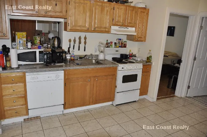 3 bed, 1.5 bath apartment for rent at 3 Sutherland Rd Unit 2, Brighton — photo 2 of 12