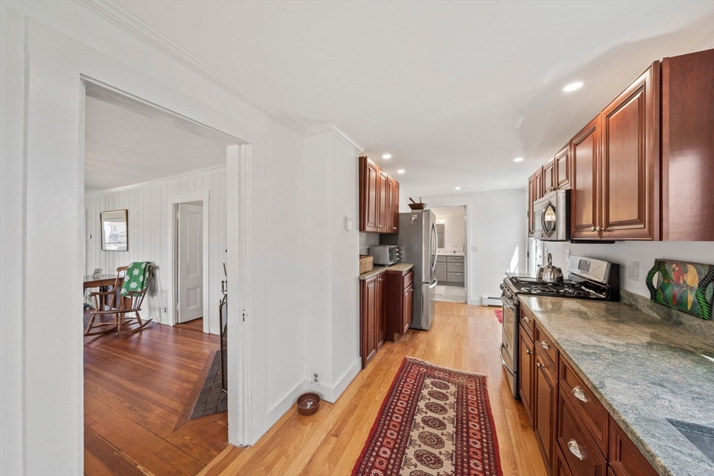 4 bed, 2 bath apartment for rent at 3 W St, Hull — photo 5 of 41