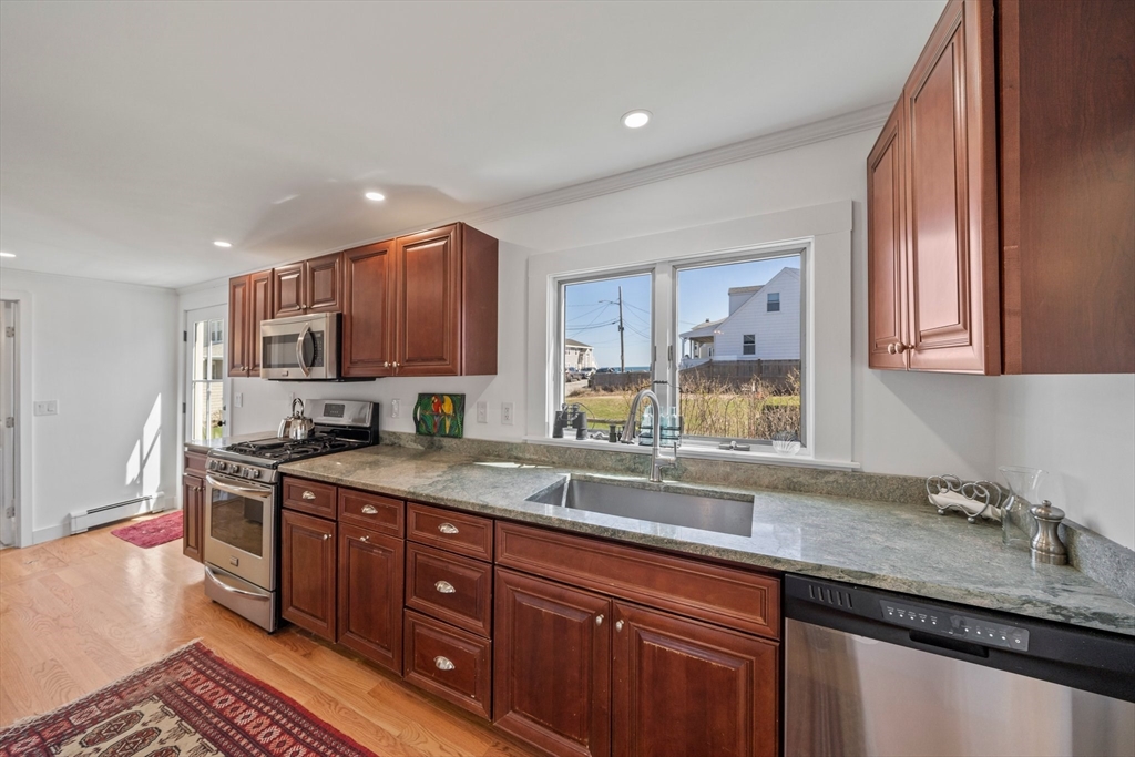 4 bed, 2 bath apartment for rent at 3 W St Unit SUMMER, Hull — photo 3 of 37