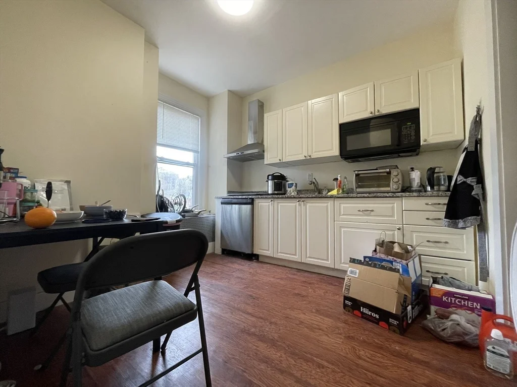 3 bed, 1 bath apartment for rent at 3 Wallingford Rd Unit 2, Boston — photo 2 of 12
