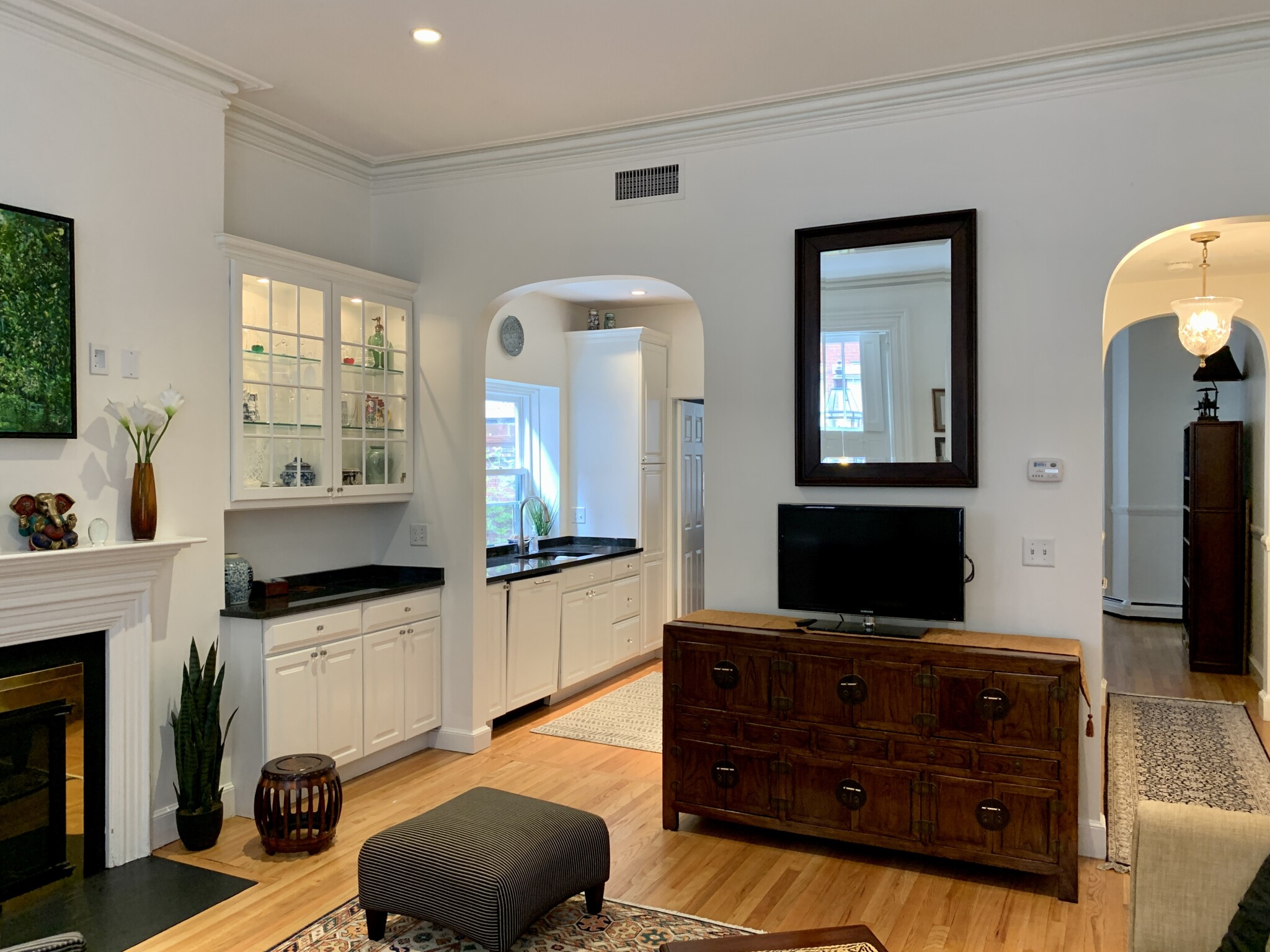 2 bed, 1.5 bath apartment for rent at 3 Walnut St Unit 1, Beacon Hill — photo 4 of 21
