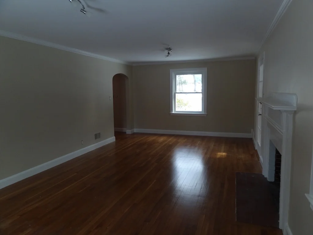 4 bed, 3 bath apartment for rent at 3 Woodside Rd, Newtonville — photo 5 of 17