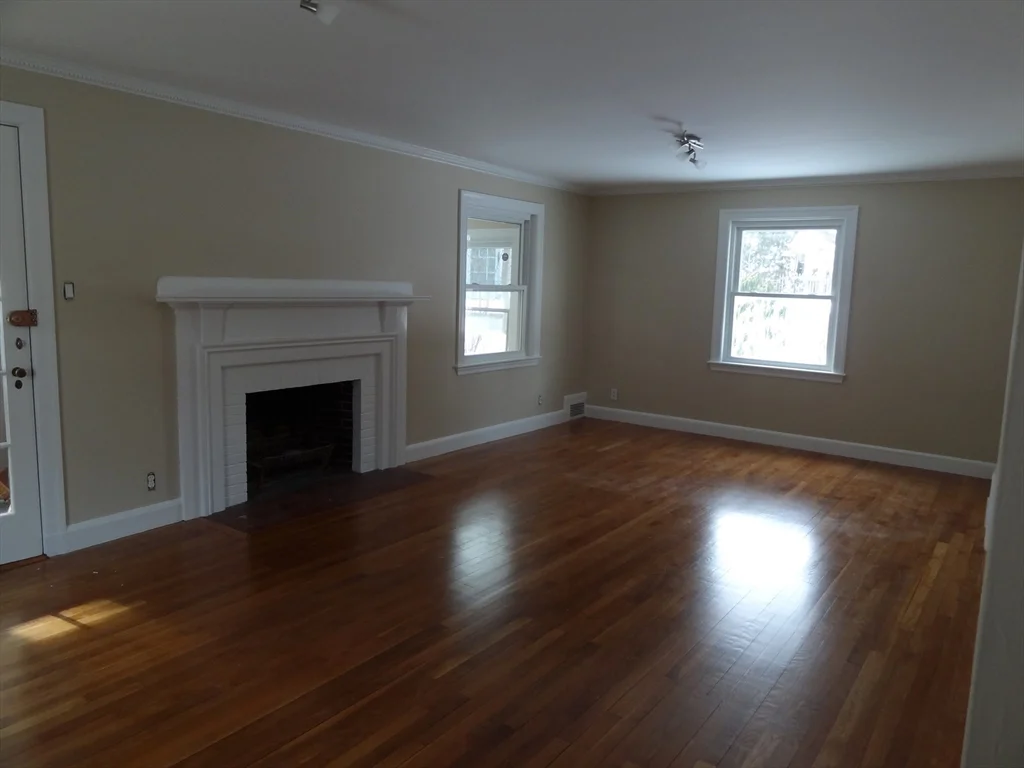 4 bed, 3 bath apartment for rent at 3 Woodside Rd, Newtonville — photo 4 of 17