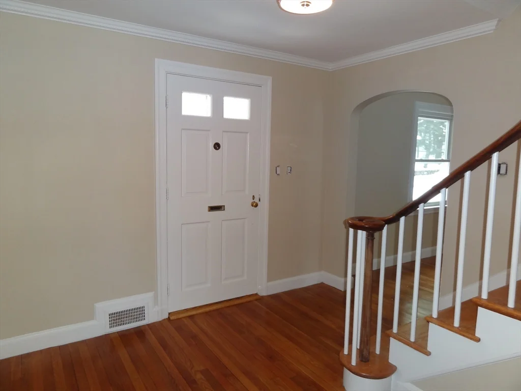 4 bed, 3 bath apartment for rent at 3 Woodside Rd, Newtonville — photo 3 of 17