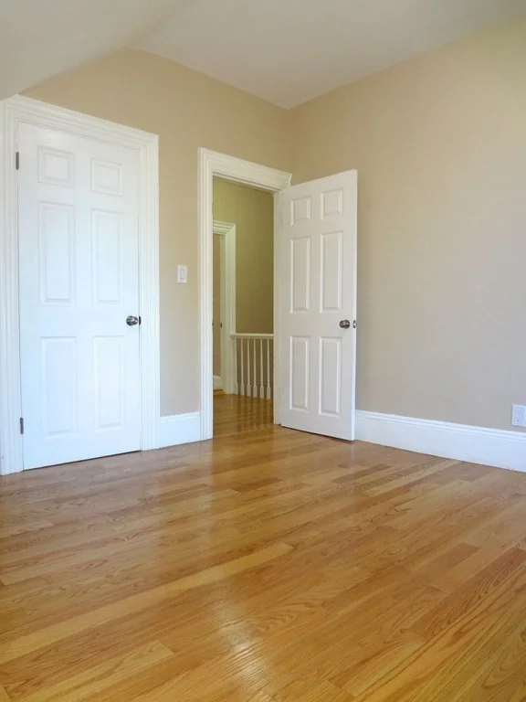 4 bed, 1 bath apartment for rent at 30 Barnes Ave, West End — photo 4 of 6