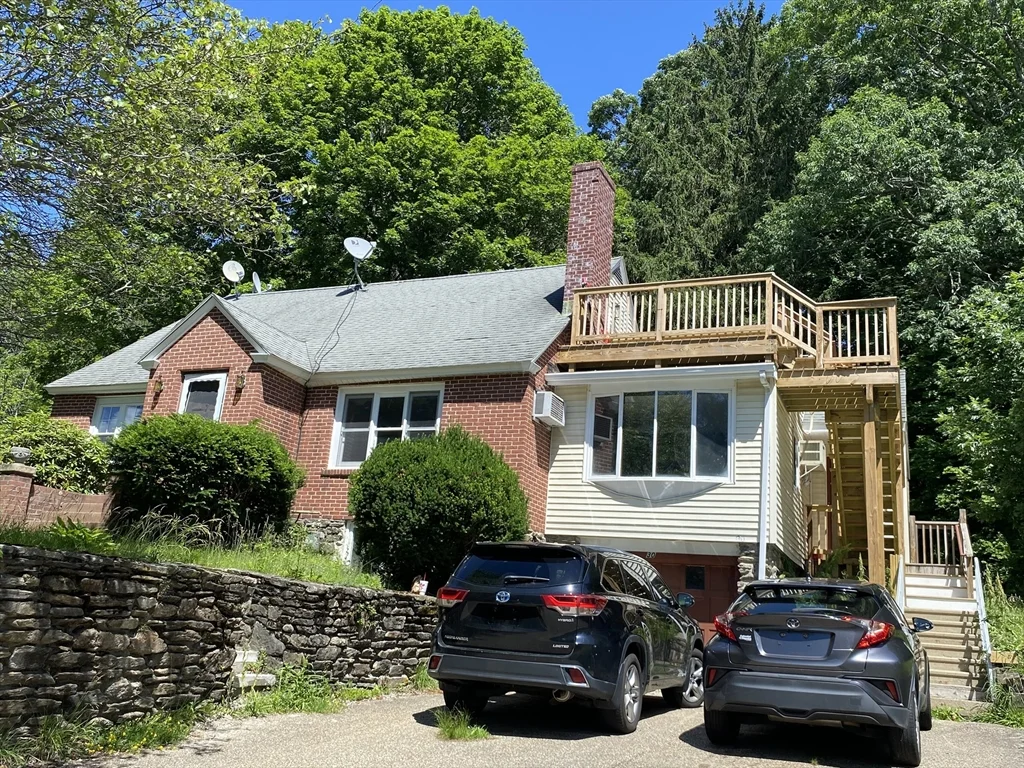 4 bed, 2 bath apartment for rent at 30 Beechmont St, Worcester — photo 1 of 23