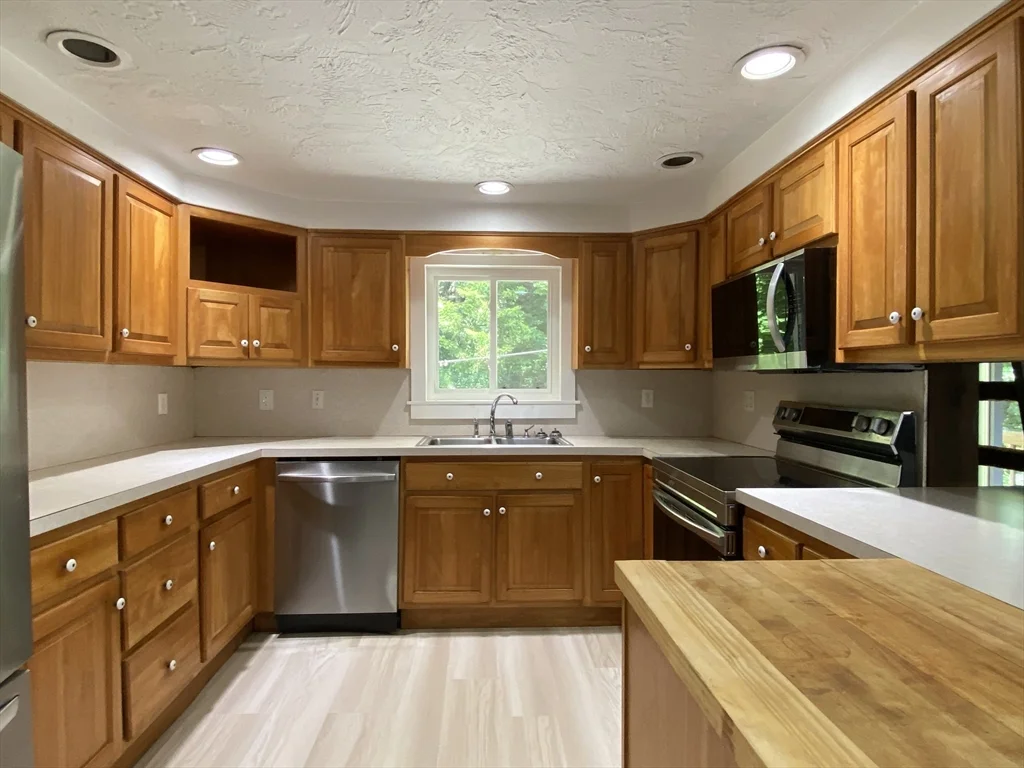 4 bed, 2 bath apartment for rent at 30 Beechmont St, Worcester — photo 5 of 23