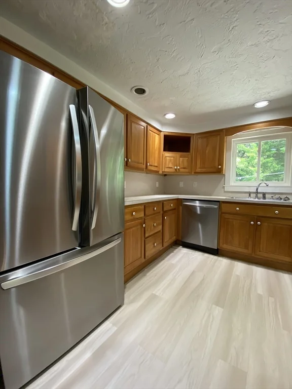 4 bed, 2 bath apartment for rent at 30 Beechmont St, Worcester — photo 8 of 23
