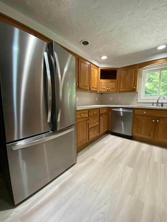 4 bed, 2 bath apartment for rent at 30 Beechmont St, Worcester — photo 9 of 23