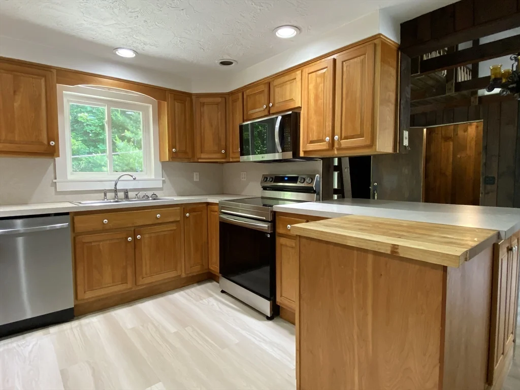 4 bed, 2 bath apartment for rent at 30 Beechmont St, Worcester — photo 7 of 23
