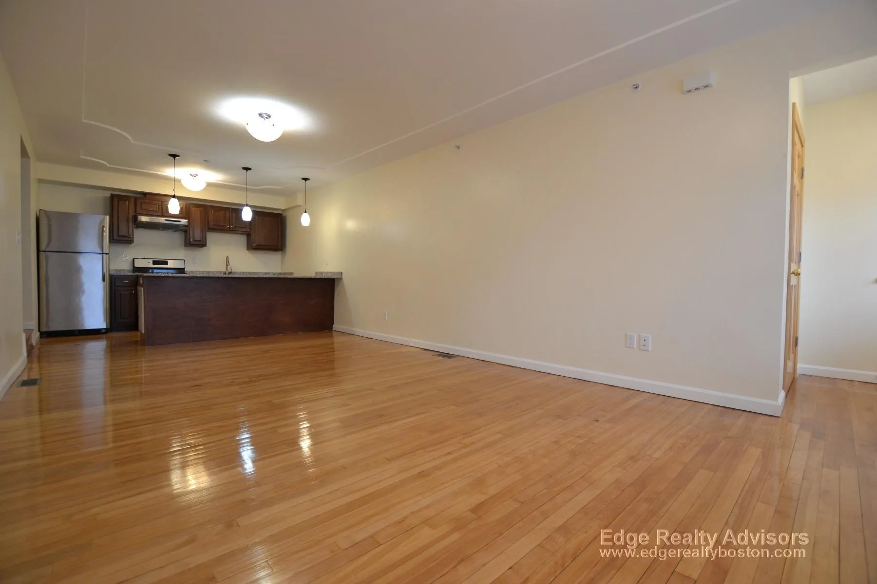 3 bed, 3.5 bath apartment for rent at 30 Bentley St Unit 2, Oak Square — photo 3 of 9