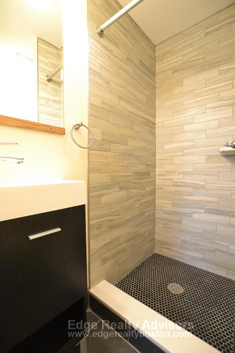 3 bed, 3.5 bath apartment for rent at 30 Bentley St Unit 2, Oak Square — photo 7 of 9