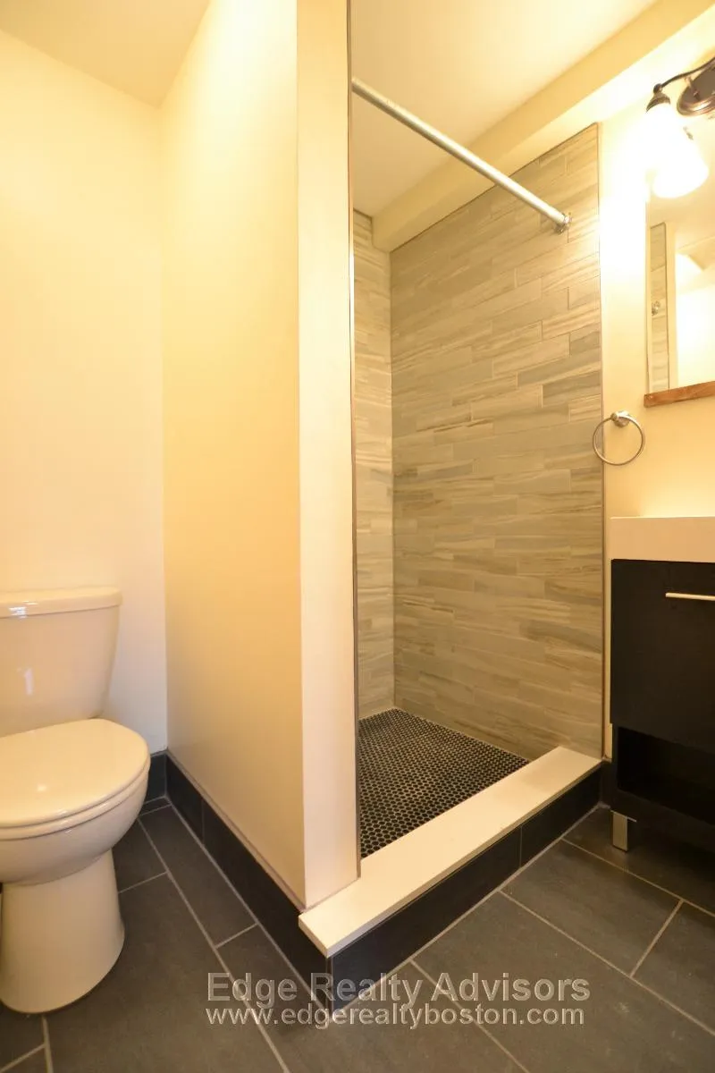 3 bed, 3.5 bath apartment for rent at 30 Bentley St Unit 2, Oak Square — photo 5 of 9