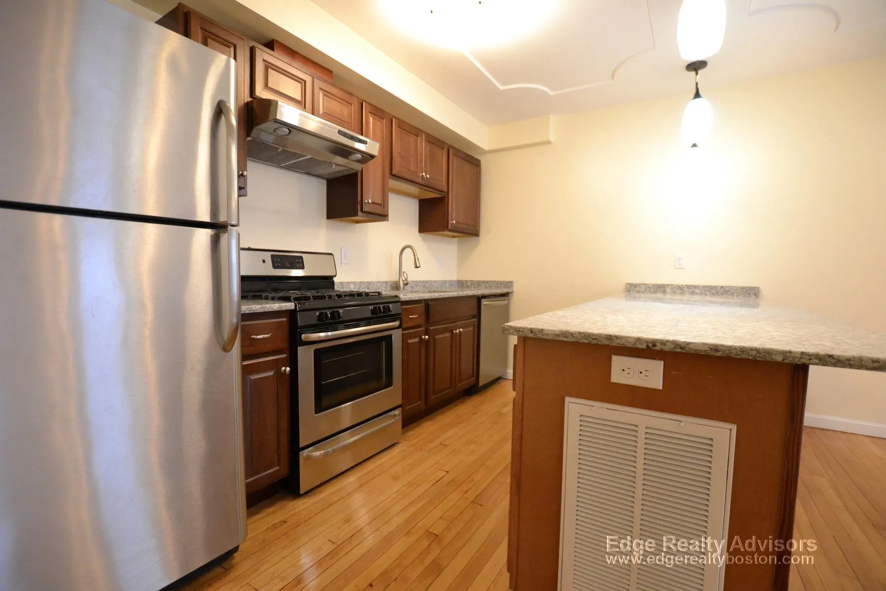 3 bed, 3.5 bath apartment for rent at 30 Bentley St Unit 2, Oak Square — photo 2 of 9