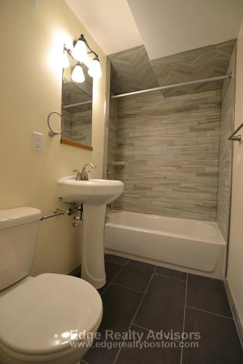 3 bed, 3.5 bath apartment for rent at 30 Bentley St Unit 2, Oak Square — photo 9 of 9