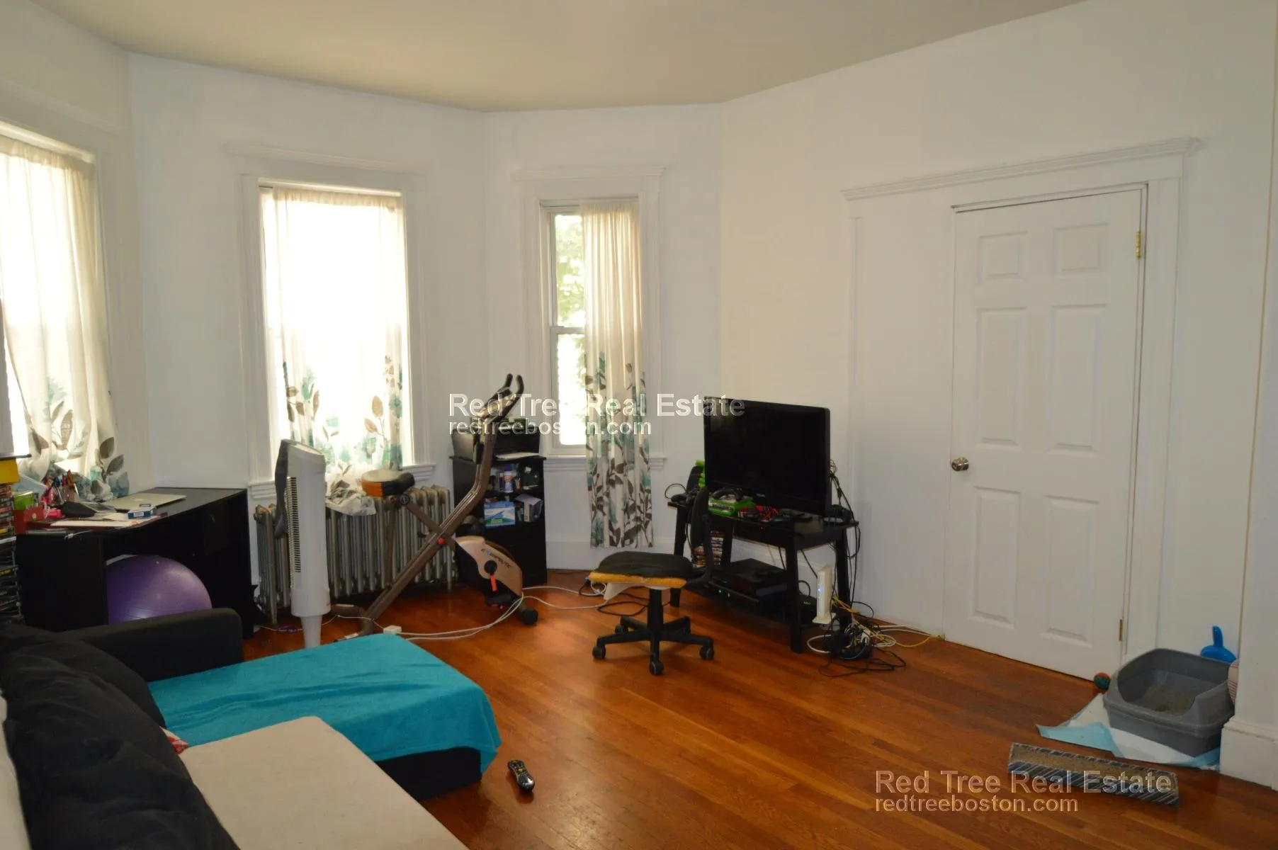 3 bed, 1 bath apartment for rent at 30 Brackett St Unit 1, Oak Square — photo 2 of 11