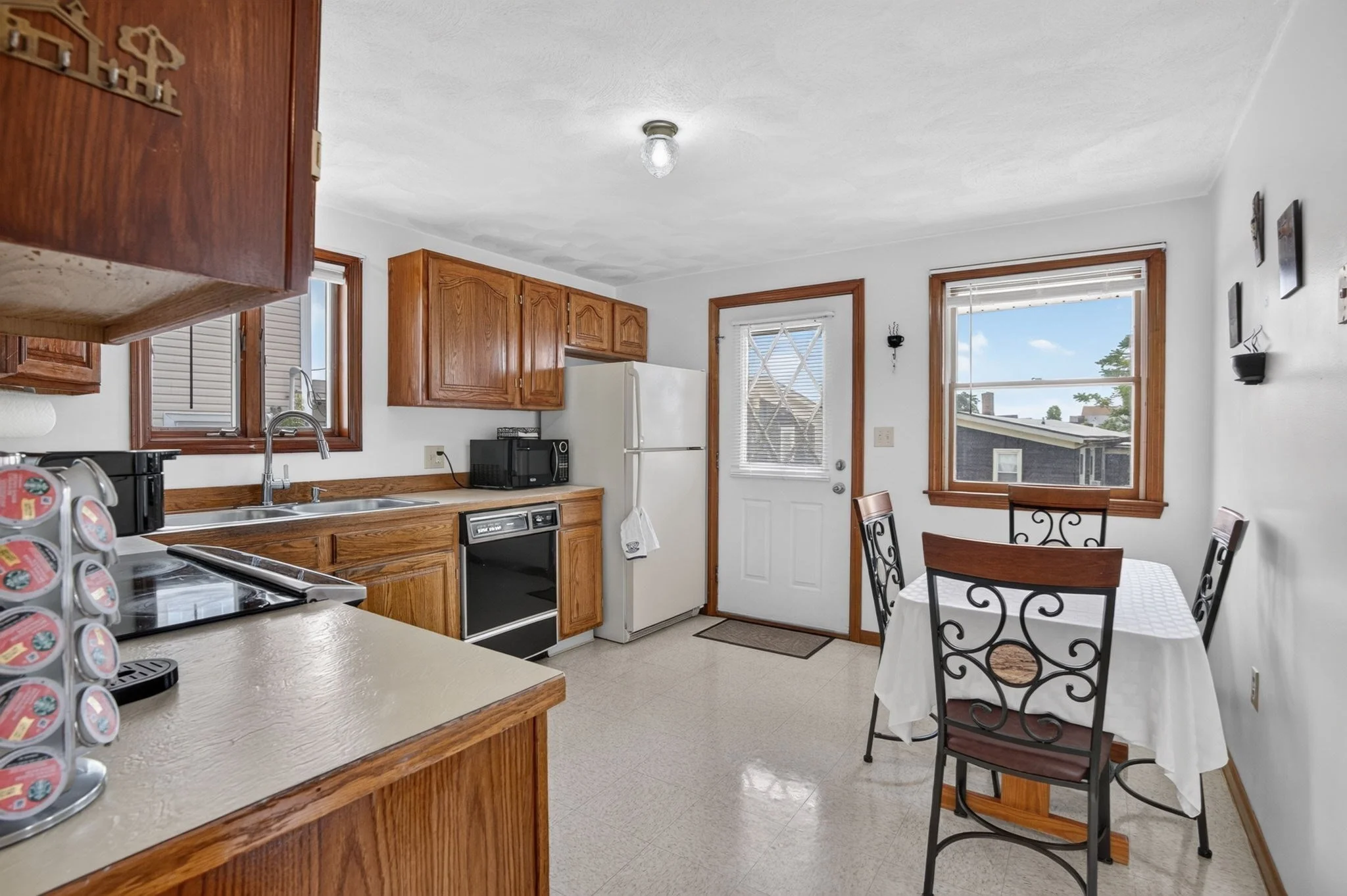 3 bed, 2 bath apartment for rent at 30 Brownville Ave, Lynn — photo 3 of 23