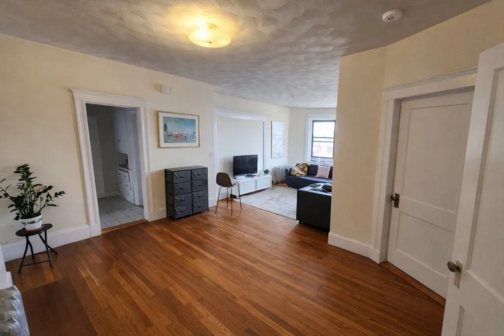 4 bed, 1 bath apartment for rent at 30 Claflin Rd Unit 2, Aspinwall Hill — photo 3 of 10