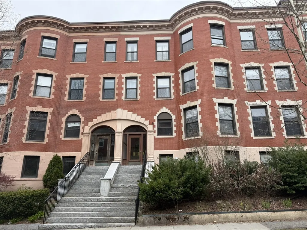 4 bed, 1 bath apartment for rent at 30 Claflin Rd Unit 2, Aspinwall Hill — photo 1 of 10