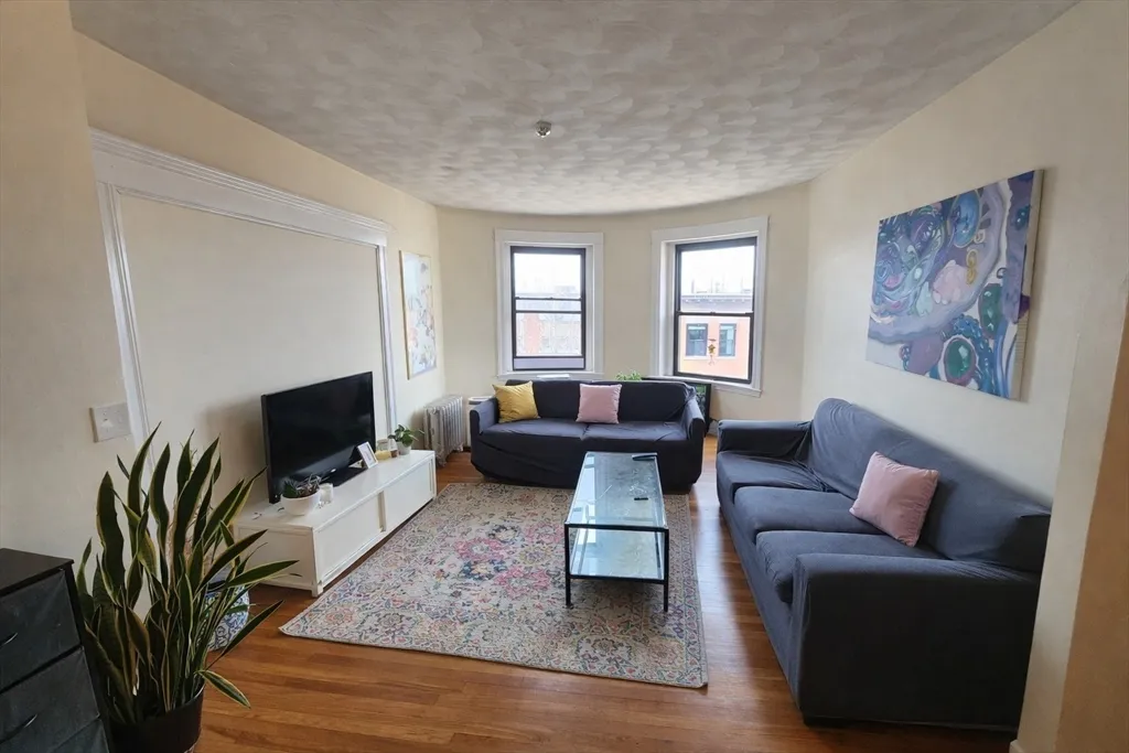 4 bed, 1 bath apartment for rent at 30 Claflin Rd Unit 2, Aspinwall Hill — photo 2 of 10
