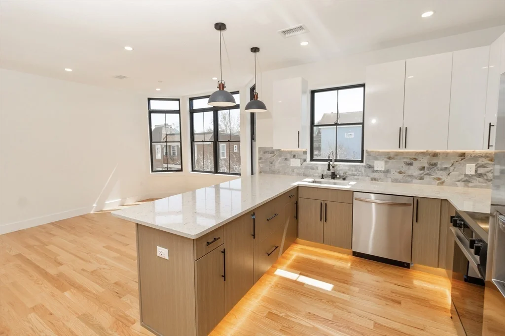 2 bed, 2 bath apartment for rent at 30 Clifton St Unit 30A, Roxbury — photo 3 of 21