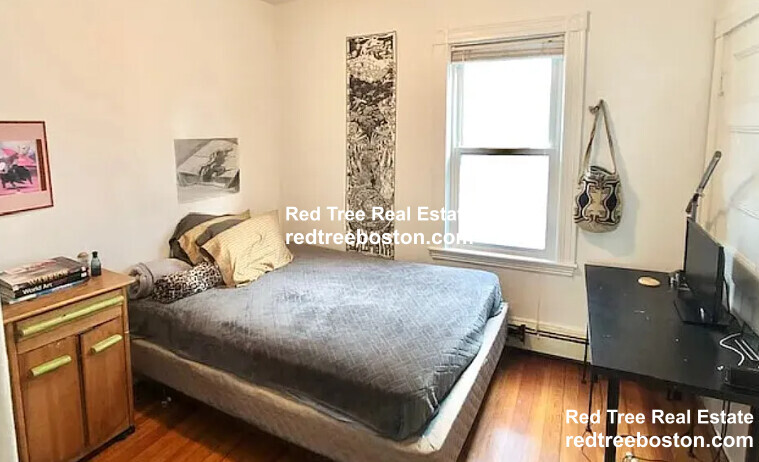 4 bed, 1 bath apartment for rent at 30 Darling St Unit 2, Mission Hill — photo 5 of 10