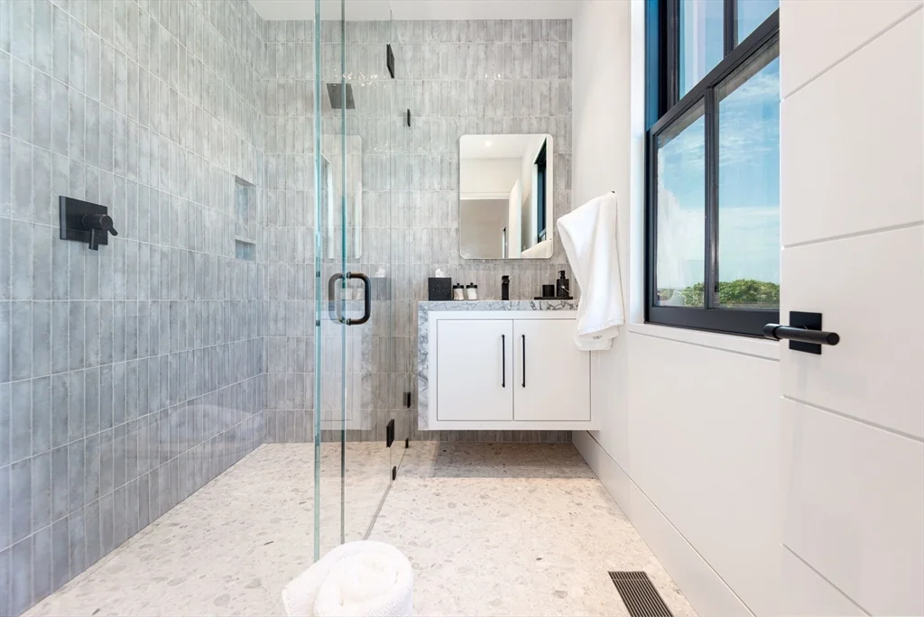 8+ bed, 4+ bath apartment for rent at 30 Devon Street   Big Dip, Nantucket — photo 18 of 42
