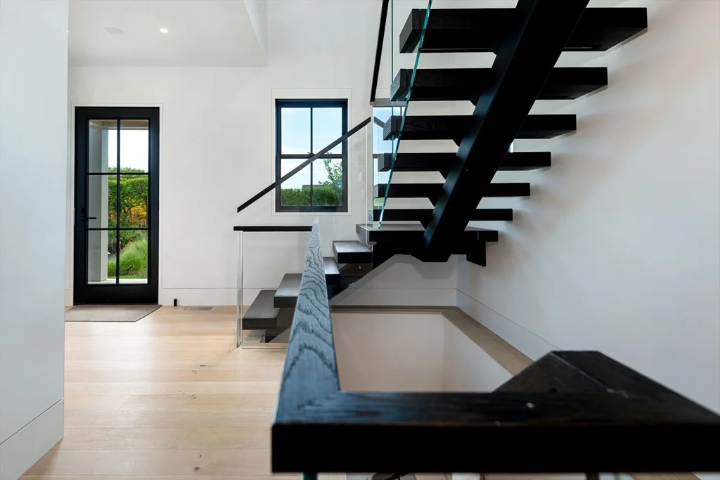 5 bed, 4+ bath apartment for rent at 30 Devon Unit Little Dip, Nantucket — photo 6 of 17